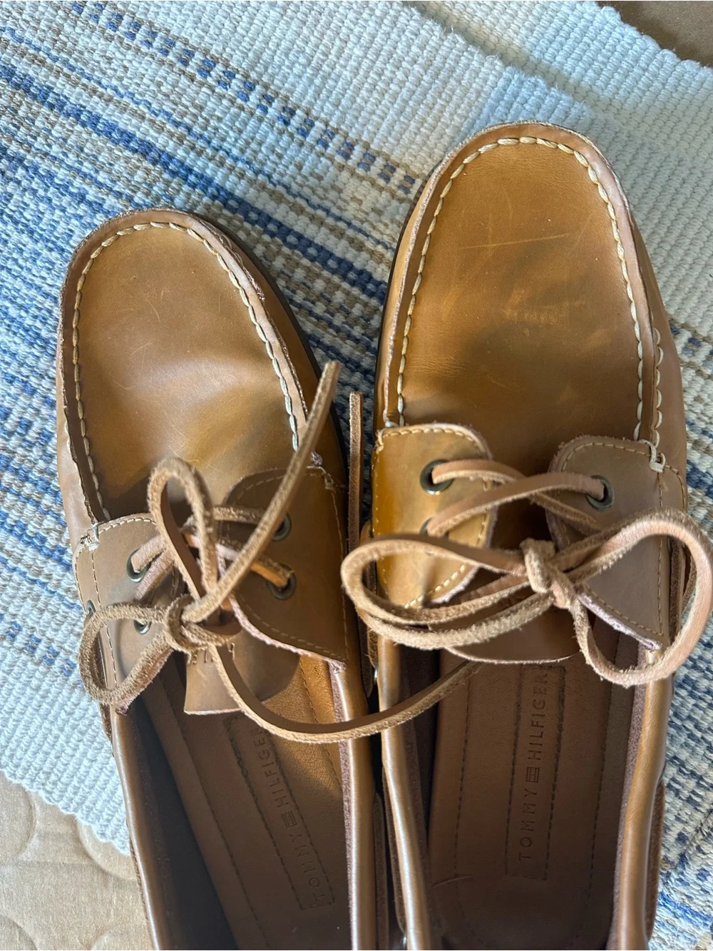 Tommy Hilfiger men 8 Tan Leather Boat Shoes Lace-Up Round Toe Rubber Sole